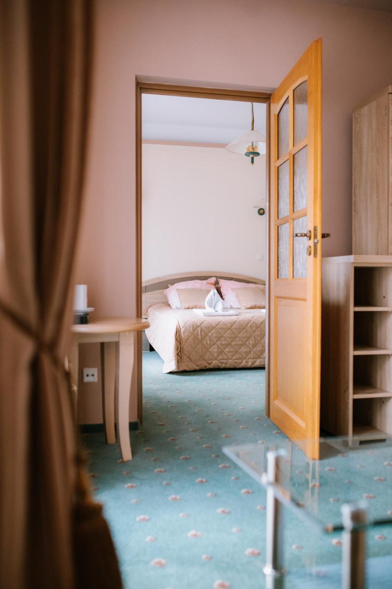 Hotel Osrodek Szkoleniowo Wypoczynkowy Roznow Esterno foto