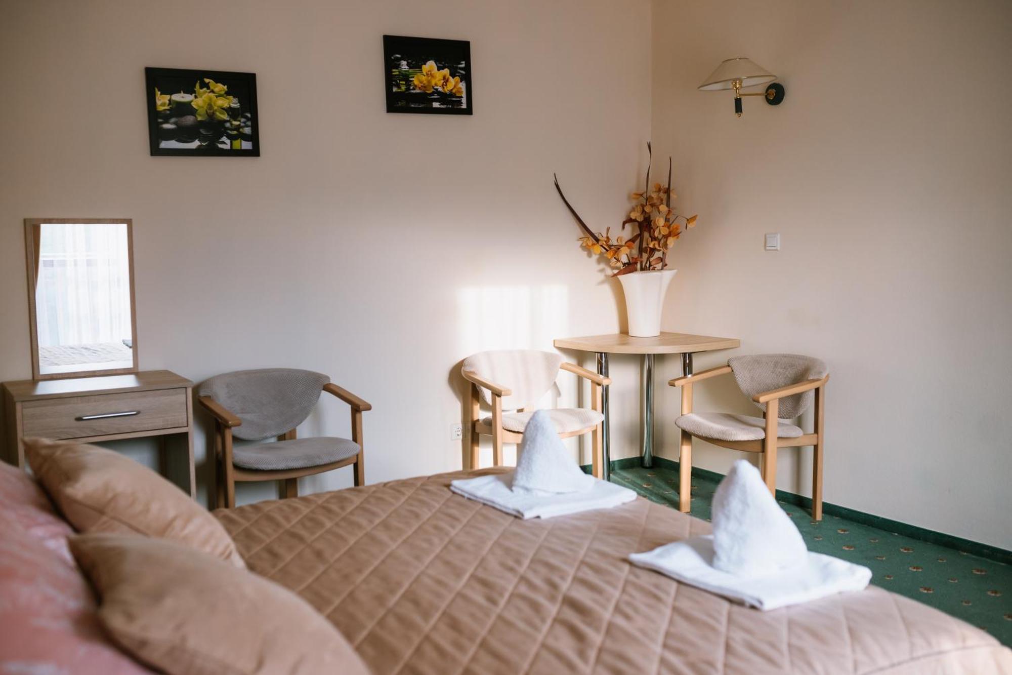 Hotel Osrodek Szkoleniowo Wypoczynkowy Roznow Esterno foto